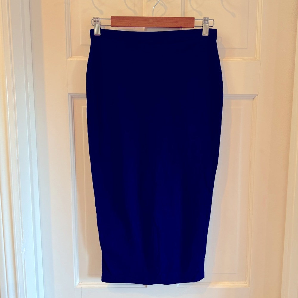 Navy, stretchy, fitted pencil skirt. Size 6 US. Never worn.